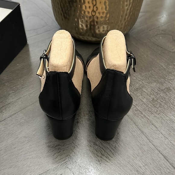 NATURALIZER Vera Ankle Strap Sandals (WIDE) - Picture 9 of 12